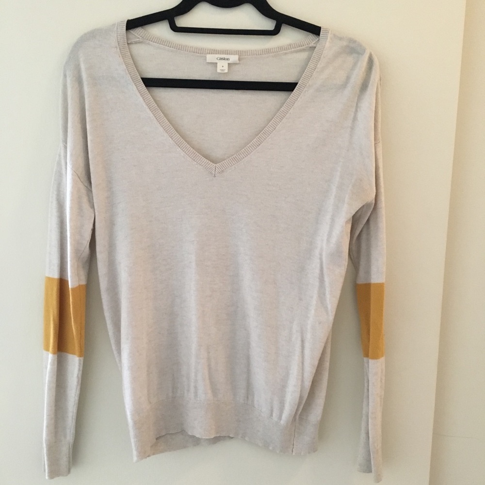 Long-sleeves cream-colored v-neck sweater